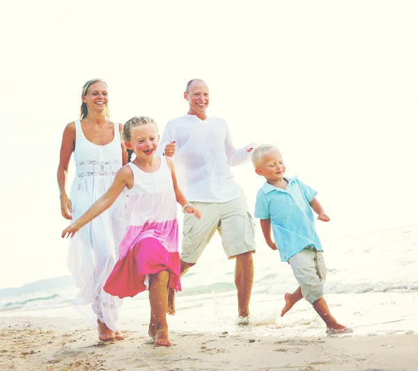 Familie im Strandurlaub-Konzept — Stockfoto