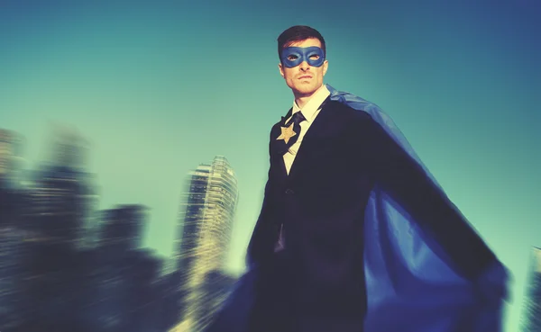 Biznesmen superbohatera w nowoczesne miasto — Zdjęcie stockowe