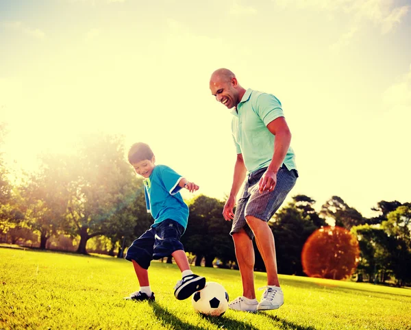 Chlapec hrát s otcem — Stock fotografie