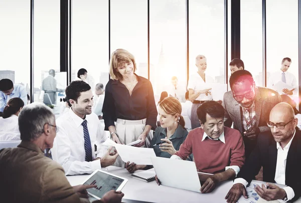 Diverse Geschäftsleute arbeiten — Stockfoto