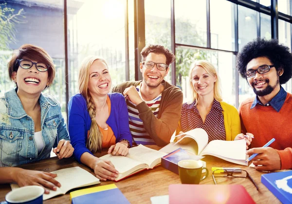 Grupo multiétnico de personas que trabajan — Foto de Stock