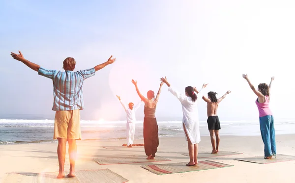 Människor gör utövandet av yoga — Stockfoto