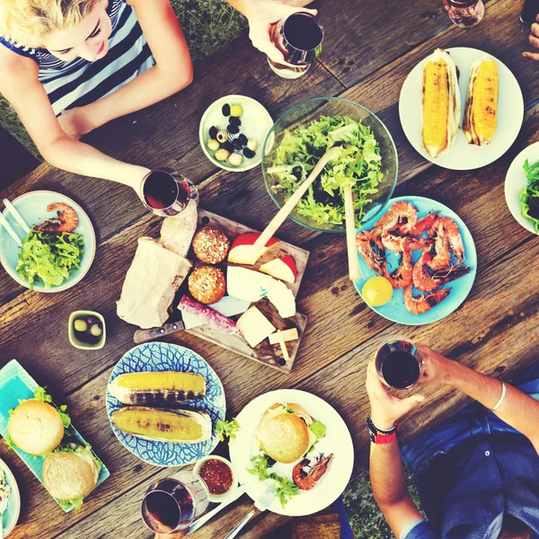 Casual mensen samen eten — Stockfoto