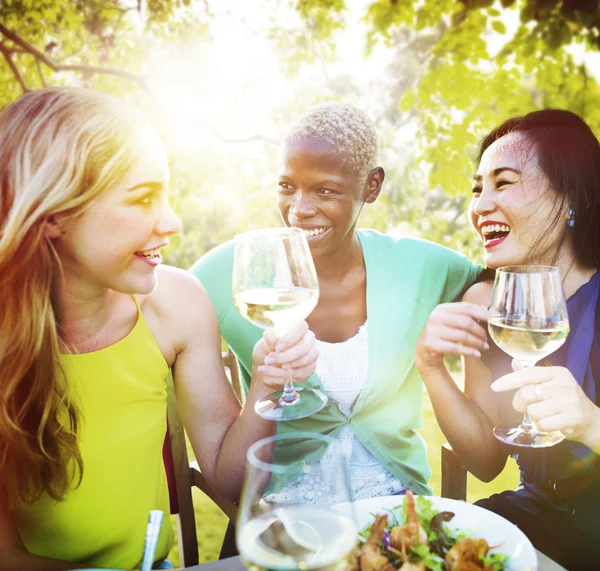 Ragazza amici appendere fuori a all'aperto partito — Foto Stock