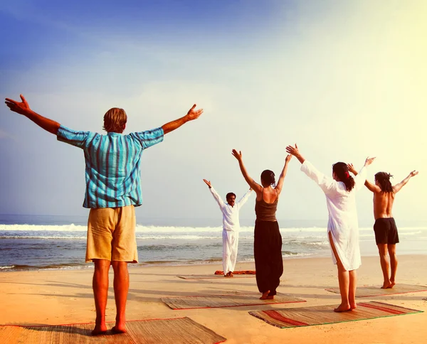 Pessoas fazendo exercício de ioga — Fotografia de Stock