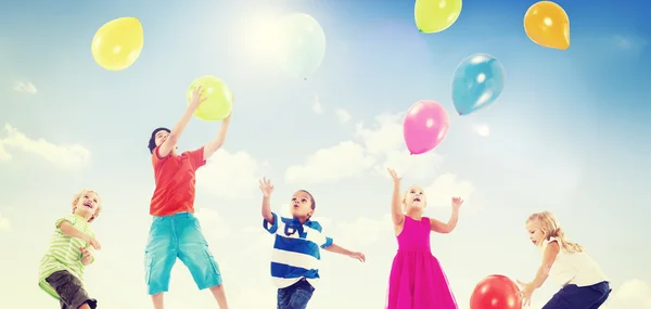 Děti hrající si s balónky — Stock fotografie
