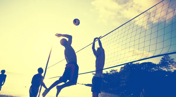 Gente jugando en Voleibol Playa — Foto de Stock