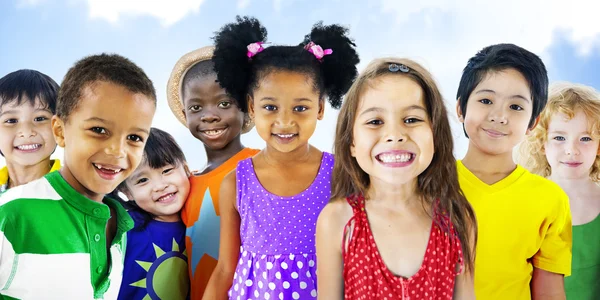 Leuke gevarieerde kinderen glimlachen — Stockfoto