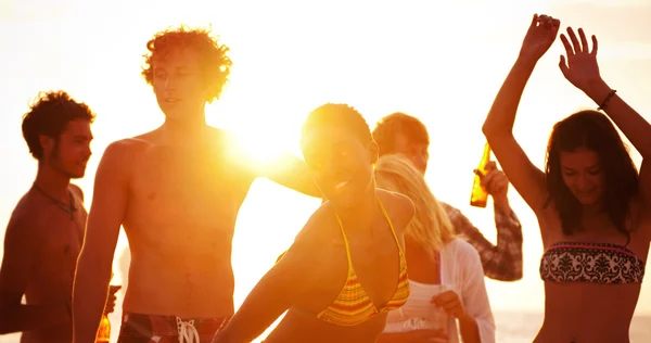 Ryhmä ystäviä ottaa beach party käsite — kuvapankkivalokuva