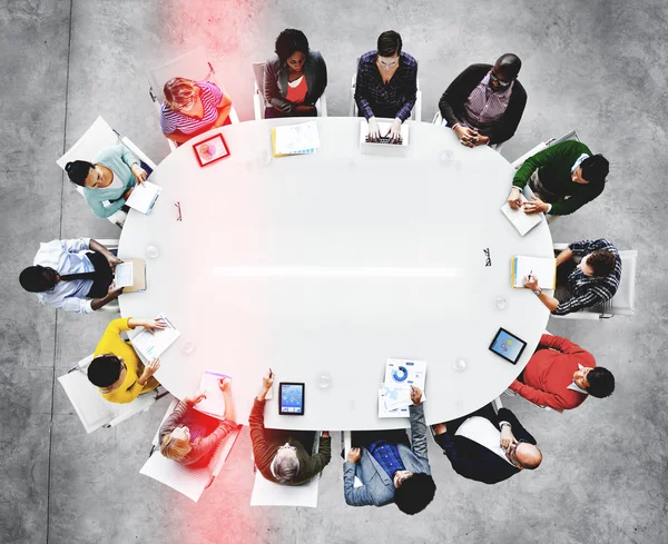 Gruppe unterschiedlicher Geschäftsleute in einem Tagungskonzept — Stockfoto