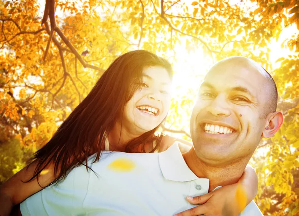 Família brincando ao ar livre — Fotografia de Stock