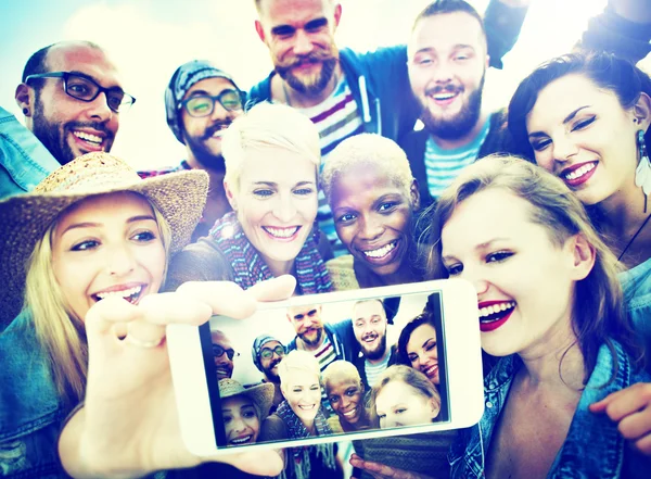 Amici che fanno Selfie Concept — Foto Stock