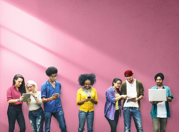 College students using wireless devices — Stock Photo, Image