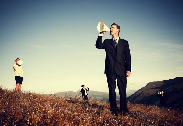 Mensen uit het bedrijfsleven schreeuwen — Stockfoto