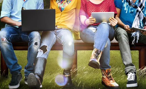 Amigos en el banco con el ordenador portátil y la tableta PC —  Fotos de Stock