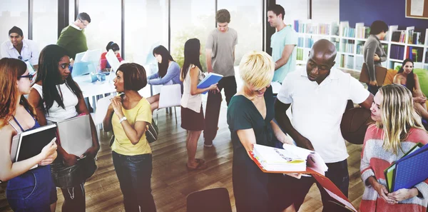 Étudiants parlant dans le Classrom — Photo