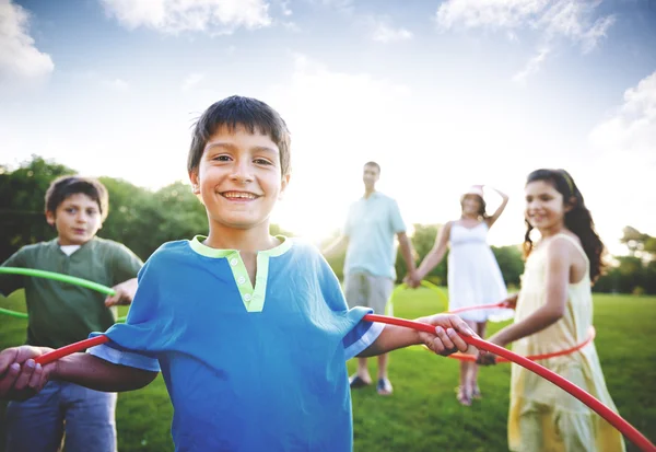 Familjen Hula Hooping utomhus — Stockfoto