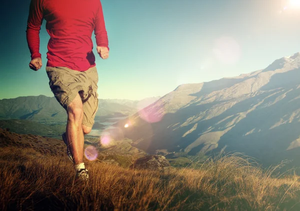 Homem Jogging nas montanhas — Fotografia de Stock