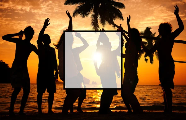 Група друзів мають пляжну вечірку Концепція — стокове фото