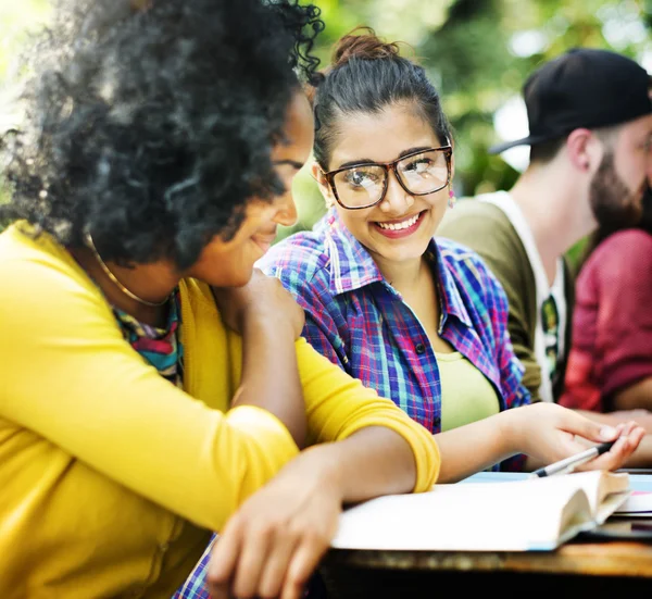 Studenten samen studeren — Stockfoto