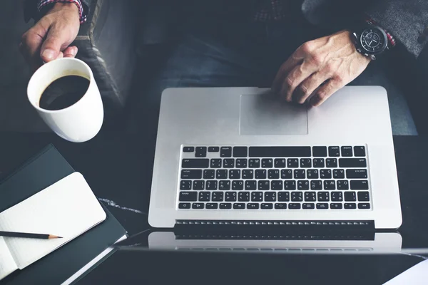 Man met laptop — Stockfoto