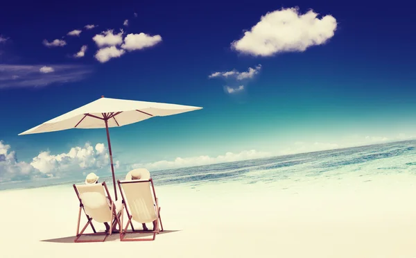 Pareja sentado playa tropical concepto —  Fotos de Stock
