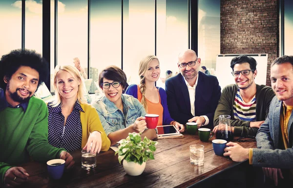 Studenten studeren in het klaslokaal — Stockfoto