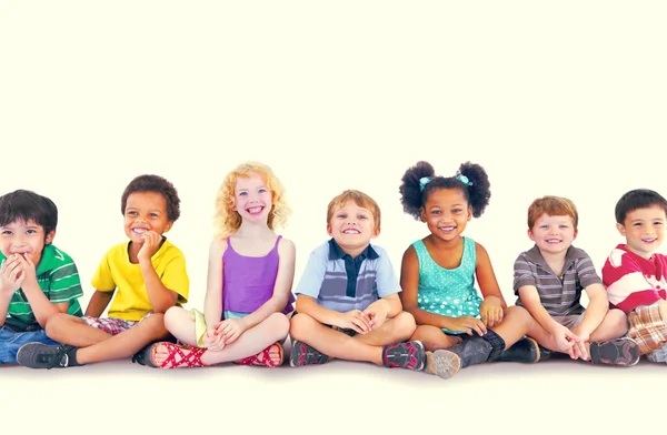 Diversiteit kinderen zitten samen — Stockfoto