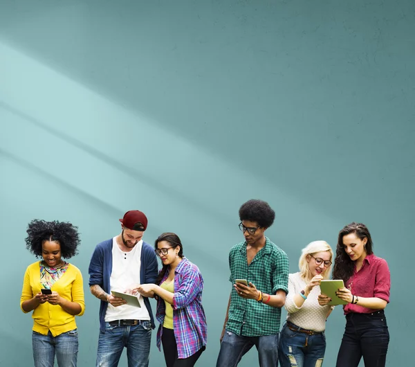 College students using wireless devices — Stock Photo, Image