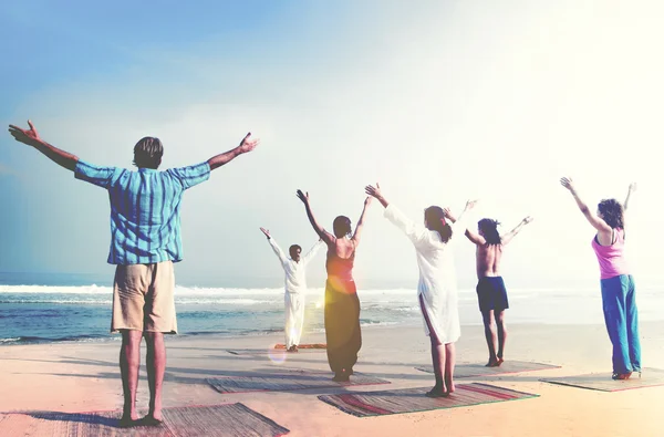 Personas haciendo ejercicio de yoga — Foto de Stock