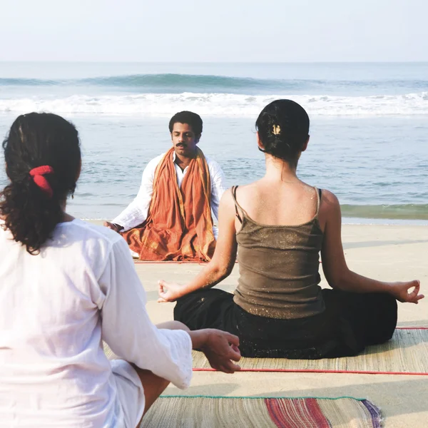 Människor gör utövandet av yoga — Stockfoto