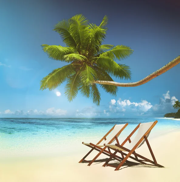 Κατάστρωμα καρέκλες τροπική παραλία έννοια — Φωτογραφία Αρχείου
