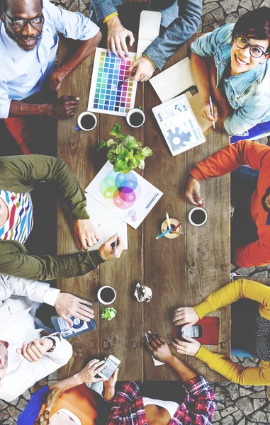 Groep van Diverse ontwerpers met een bijeenkomst — Stockfoto