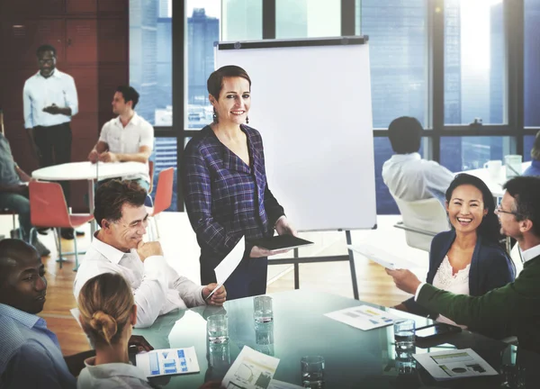 Affärsmän på presentationen i Office — Stockfoto