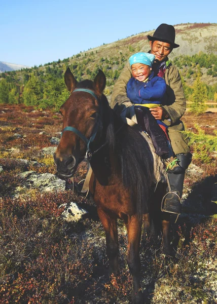 Mongolia Tsataan a caballo — Foto de Stock