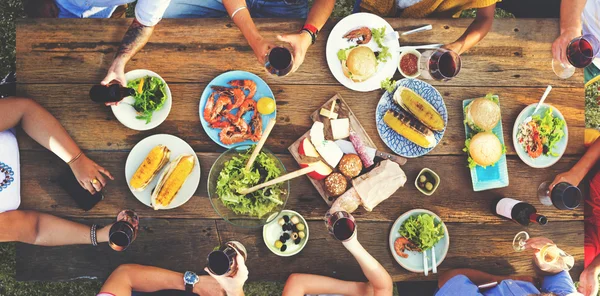 Mensen die lunch Outdoors — Stockfoto