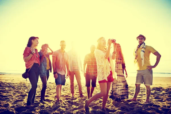 Vrolijke vrienden opknoping op de beach party — Stockfoto