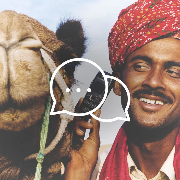 Indiska Man pratar på telefon — Stockfoto