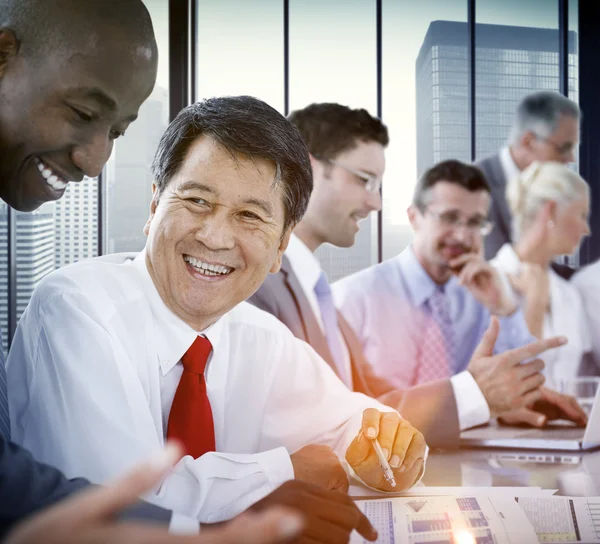 Geschäftsleute diskutieren bei dem Treffen über Arbeit — Stockfoto
