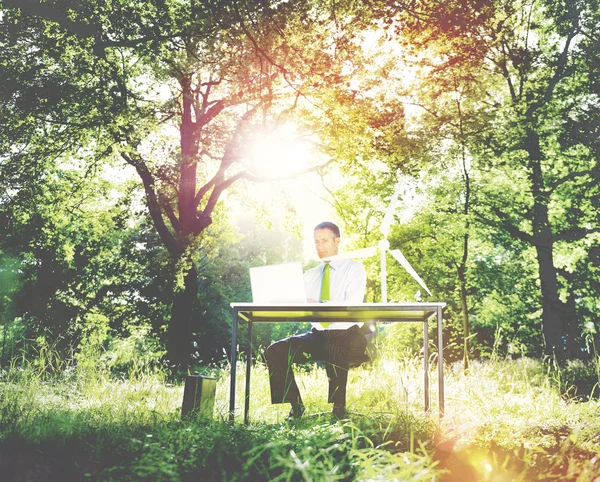 Geschäftsmann arbeitet am Computer — Stockfoto