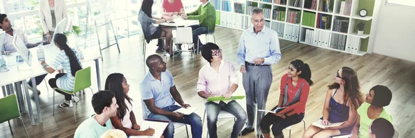 Studenten studeren in het klaslokaal — Stockfoto