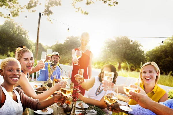 Verschiedene Menschen im Freien — Stockfoto