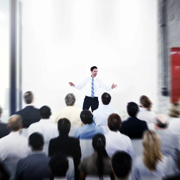 Affärsmän på presentationen i Office — Stockfoto