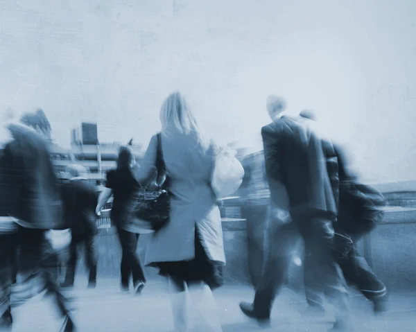 Persone che camminano dall'altra parte della strada — Foto Stock