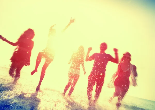 Vrolijke vrienden opknoping op de beach party — Stockfoto