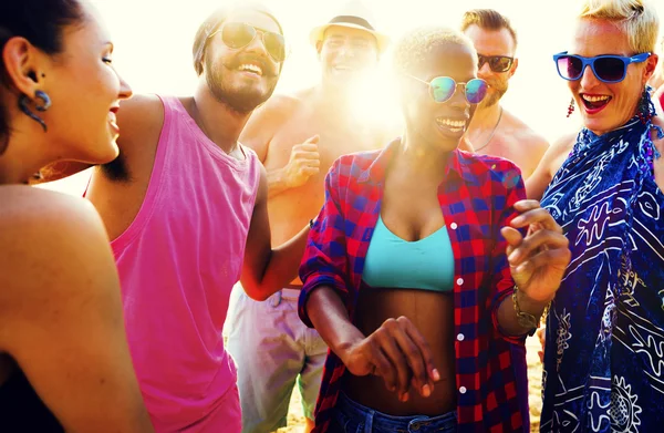 Freunde hängen am Strand herum — Stockfoto