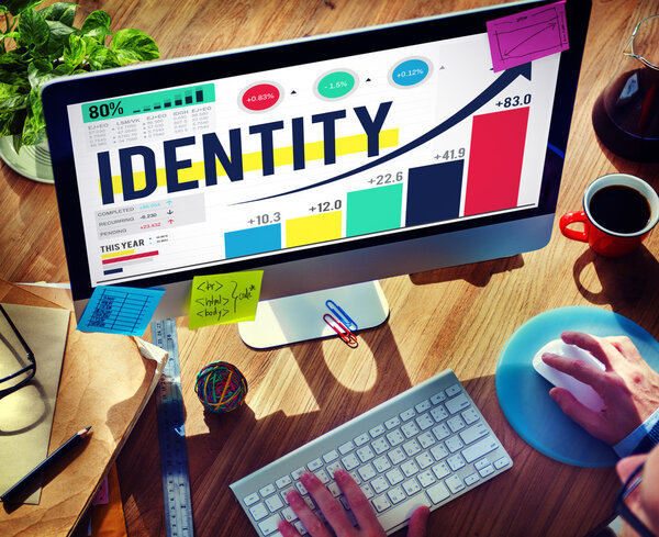 Человек, использующий компьютер и концепцию идентичности
 