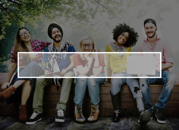 студенты колледжей с использованием беспроводных устройств
