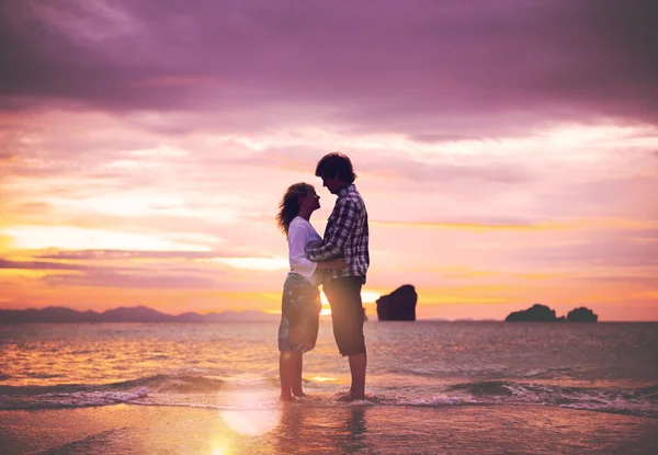 Paar in liefde op het strand Concept — Stockfoto