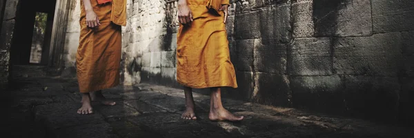 Созерцание монахов в Камбодже — стоковое фото
